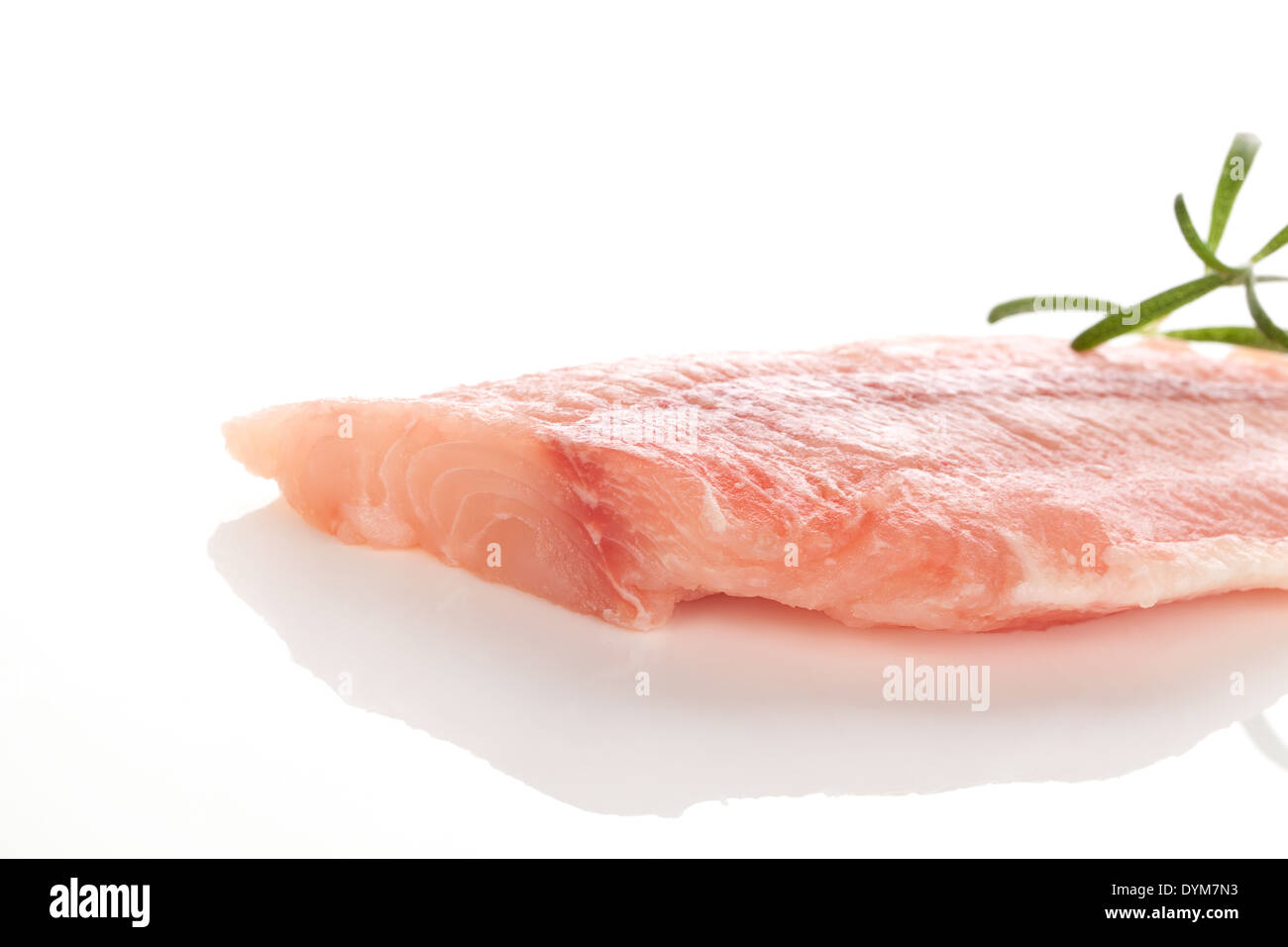 Filetto di pesce con erbe fresche isolati su sfondo bianco. Culinario mangiare pesce. Foto Stock