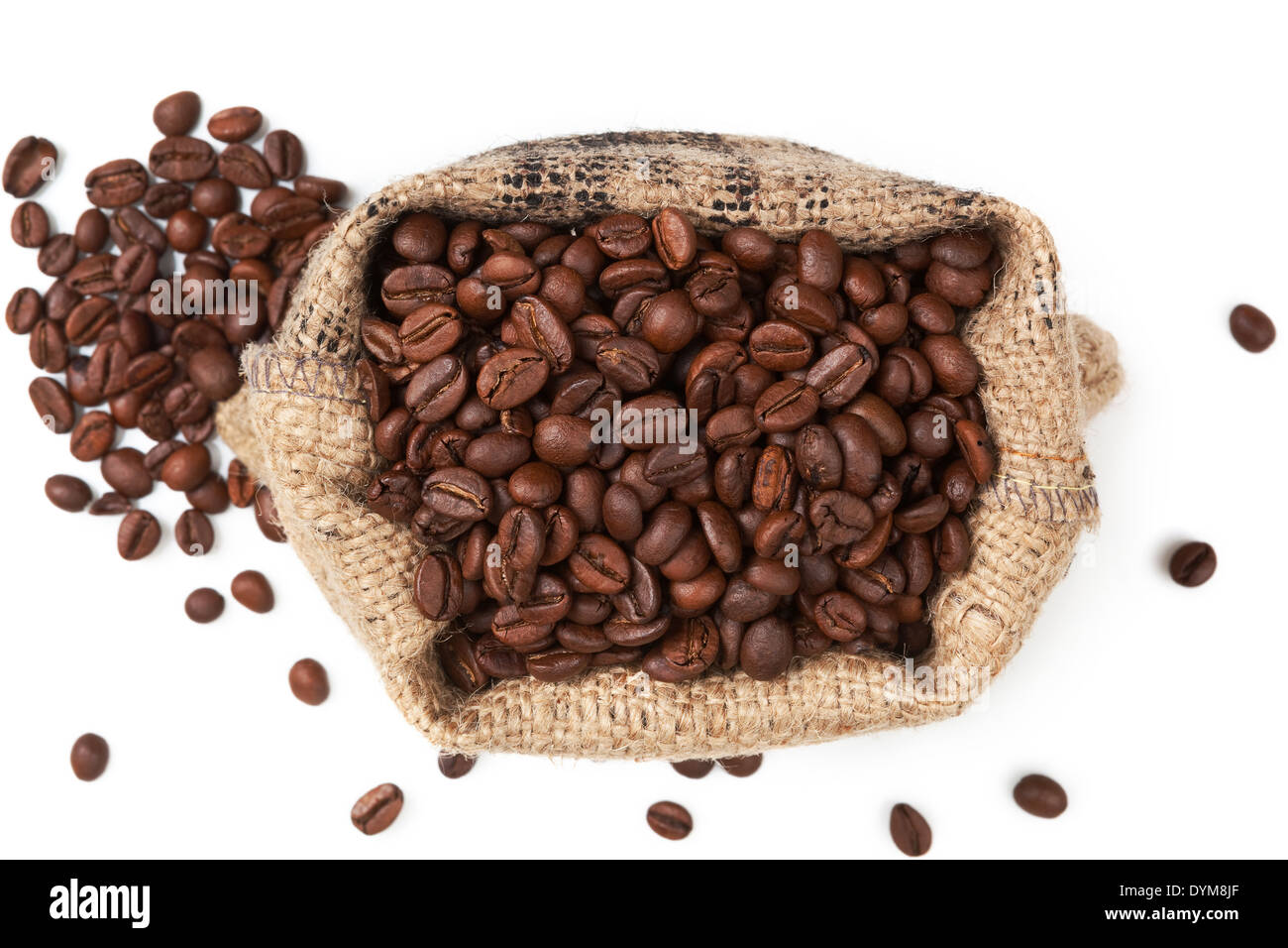 Rosolare i chicchi di caffè nella sacca isolata su sfondo bianco, vista dall'alto. Caffè culinarie dello sfondo. Foto Stock