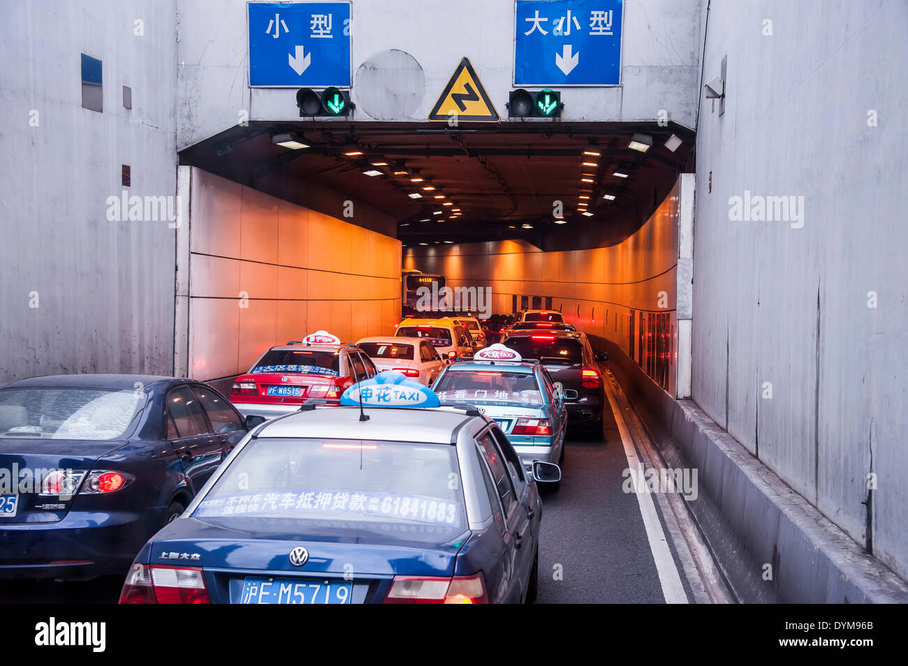 Cars driving in un tunnel, traffico, Shanghai, Cina Foto Stock