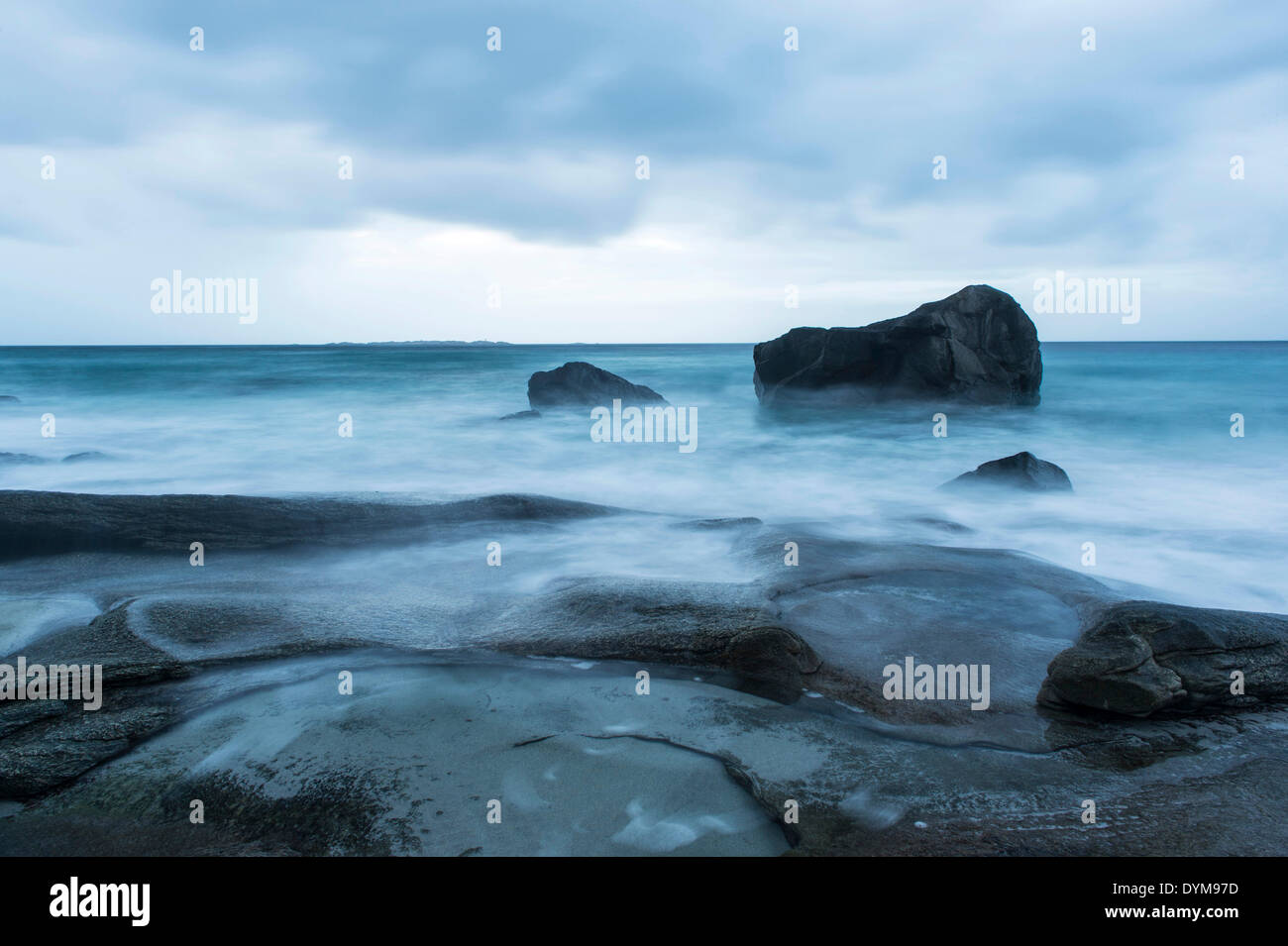 Surf, rocce, mare, Lofoten, Norvegia Foto Stock