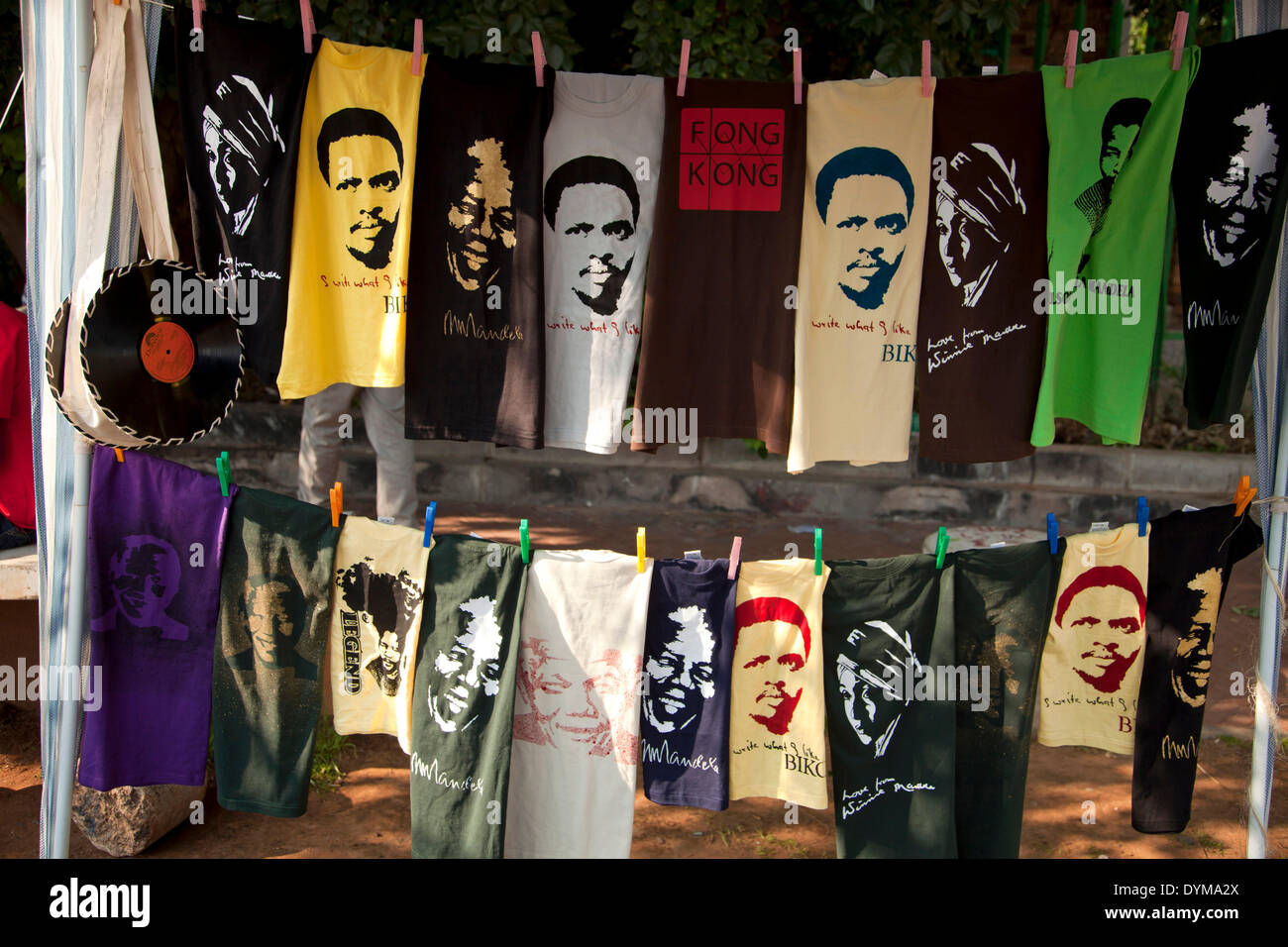T-shirt con ritratti di Nelson Mandela e Steve Biko, Soweto, Johannesburg Gauteng, Sud Africa Foto Stock