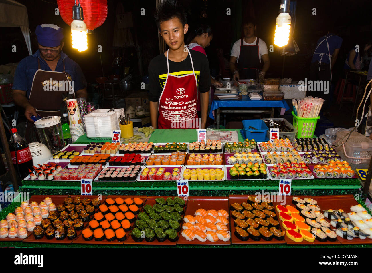 L'uomo vendita di sushi in uno stand nel mercato notturno in strada pedonale, Chiang Rai, provincia di Chiang Rai, Thailandia del Nord della Thailandia Foto Stock