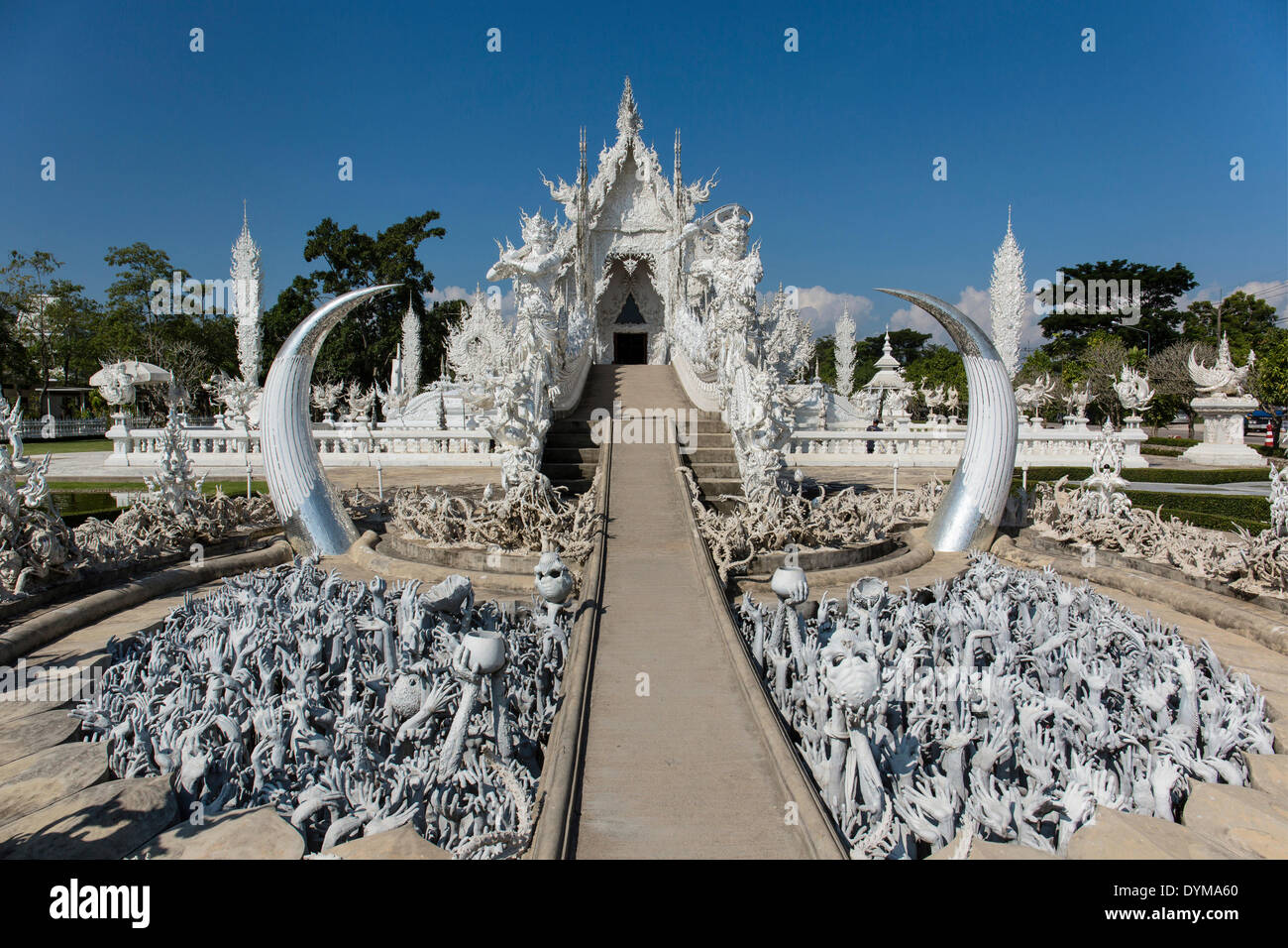 Rappresentazione dell'inferno, invocando le mani su per le scale per l'ingresso di Wat Rong Khun, bianco tempio, dall'architetto Chalermchai Foto Stock