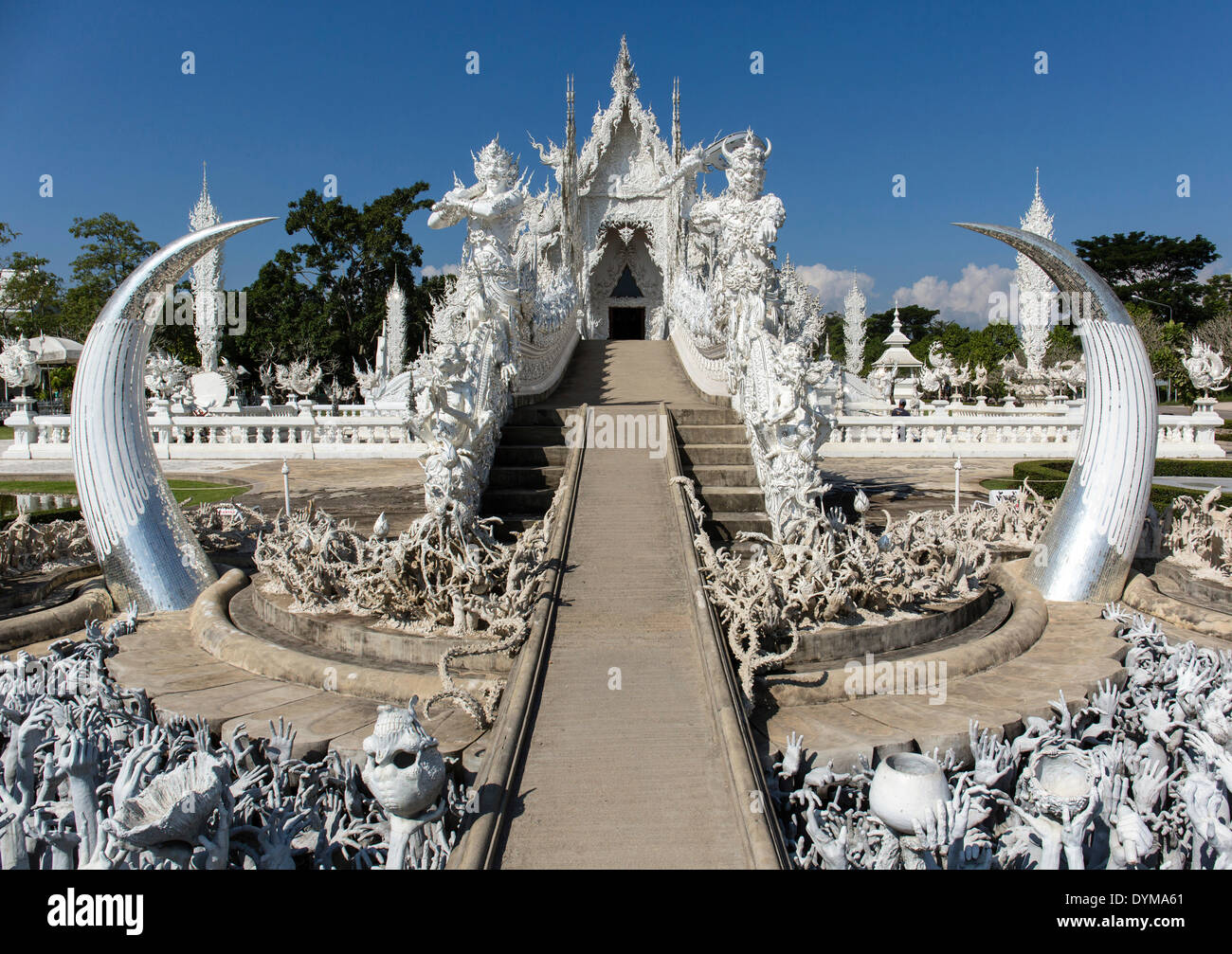 Rappresentazione dell'inferno, invocando le mani su per le scale per l'ingresso di Wat Rong Khun, bianco tempio, dall'architetto Chalermchai Foto Stock