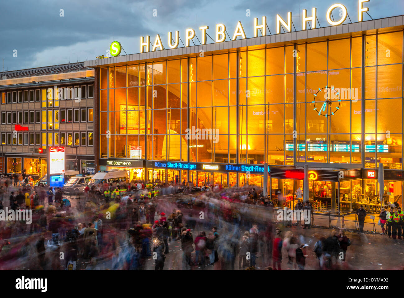 Piazzale della Stazione, folla sul Carnevale lunedì, la stazione ferroviaria centrale di Colonia, nella Renania, Nord Reno-Westfalia, Germania Foto Stock