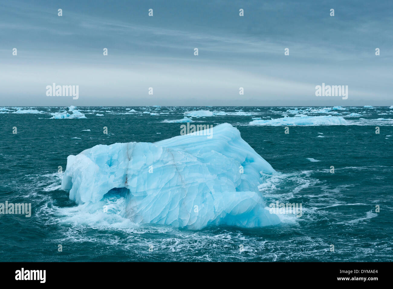 Iceberg galleggianti in mare al largo della costa di Nordaustlandet, arcipelago delle Svalbard Isole Svalbard e Jan Mayen, Norvegia Foto Stock