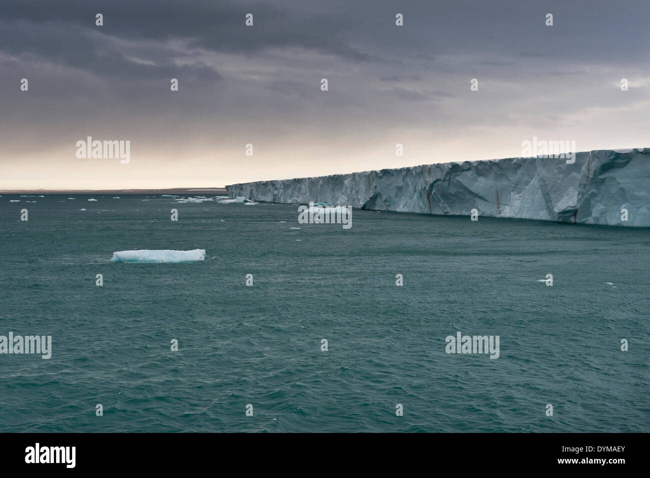 Bråsvellbreen, il più lungo ghiacciaio anteriore dell'emisfero settentrionale, Austfonna, Nordaustlandet, arcipelago delle Svalbard Foto Stock