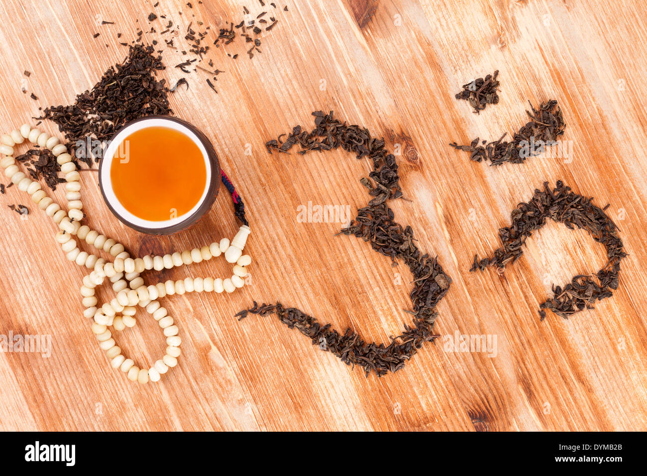 Tradizionale cerimonia del tè. Il tè verde e foglie di tè in legno marrone dello sfondo. Asia bere il tè. Foto Stock