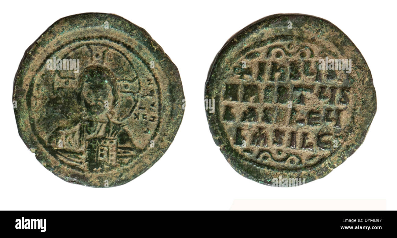 10-11secolo moneta cristiana con il busto del Cristo e una iscrizione greca "Gesù Cristo Re dei Re' su sfondo bianco Foto Stock