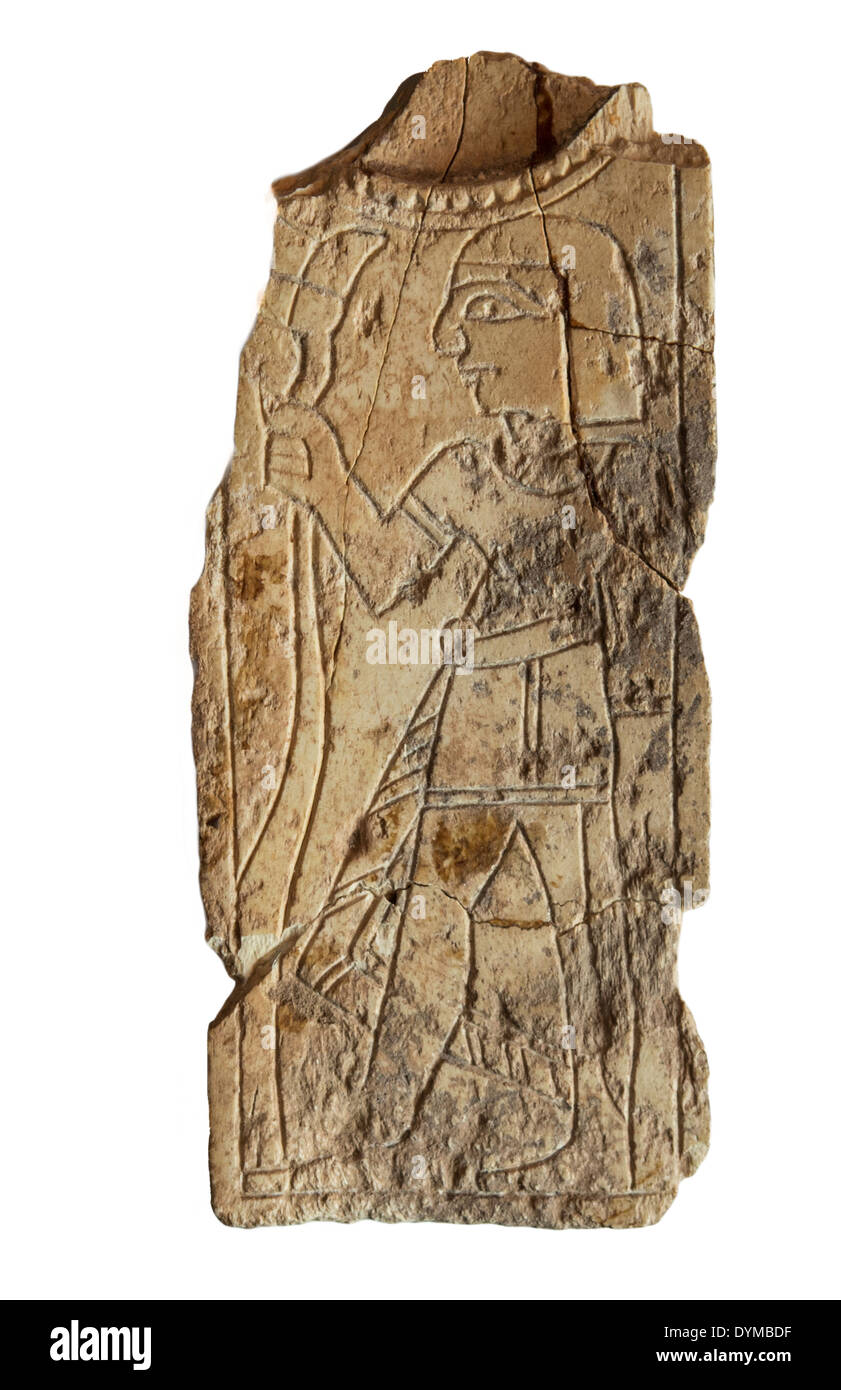 Avorio egiziano cucchiaio cosmetici manico raffigurante una gioventù tenendo il personale. 8° secolo A.C. Su sfondo bianco Foto Stock