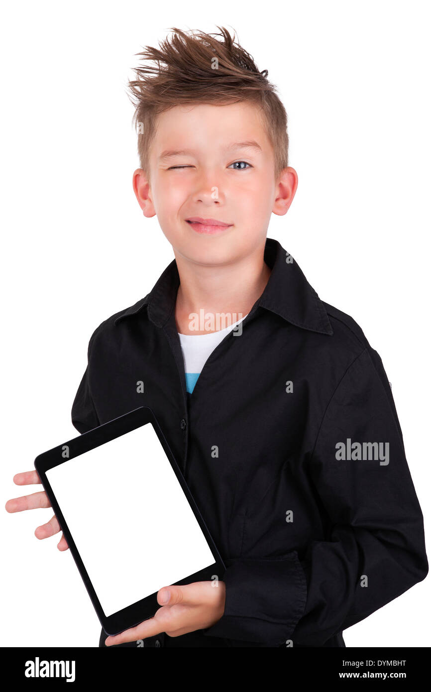 Carino il ragazzo casual holding tablet con schermo bianco rivolto verso la telecamera. Rete sociale e di generazione internet Z. Foto Stock