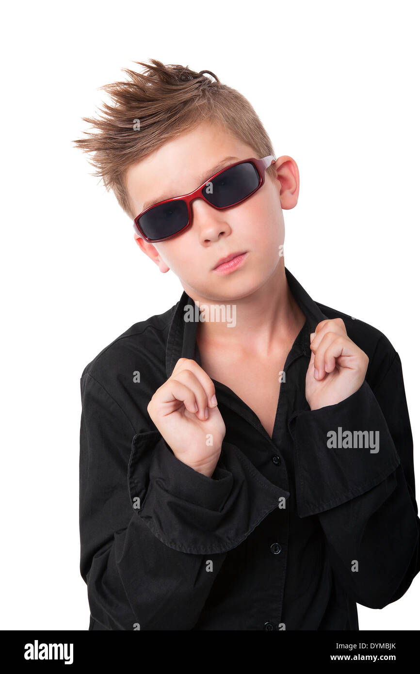 Raffreddare alla moda ragazzo vestito in abito nero camicia e occhiali da  sole isolato su sfondo bianco Foto stock - Alamy