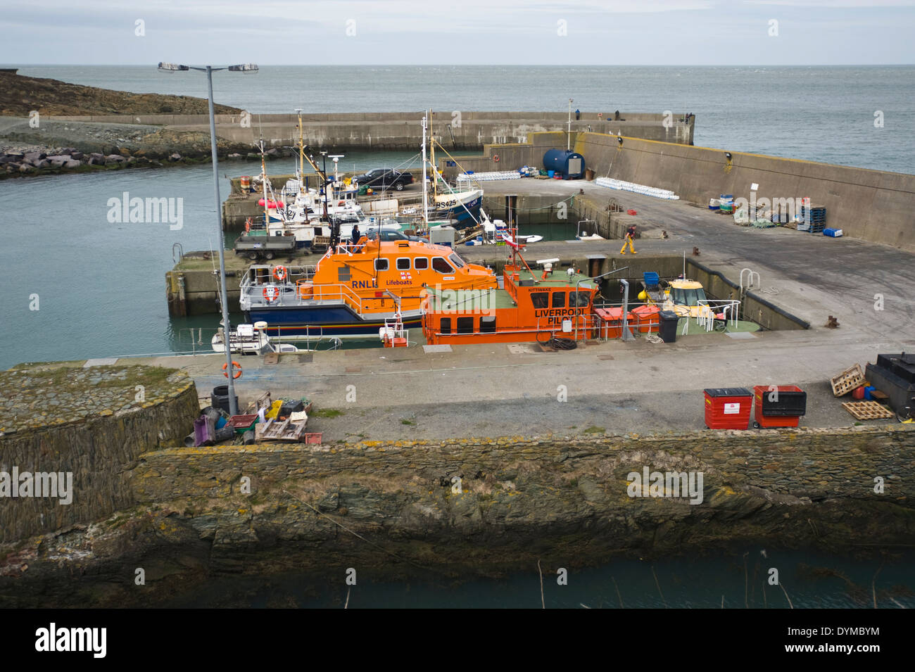 Vista su posti barca presso Amlwch harbour Anglesey North Wales UK Foto Stock