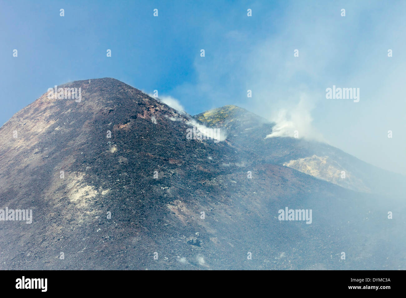 Sulpur, Ash & roccia lavica al vertice di fumatori di 3350m vulcano Etna durante una fase attiva; il monte Etna, Sicilia, Italia Foto Stock