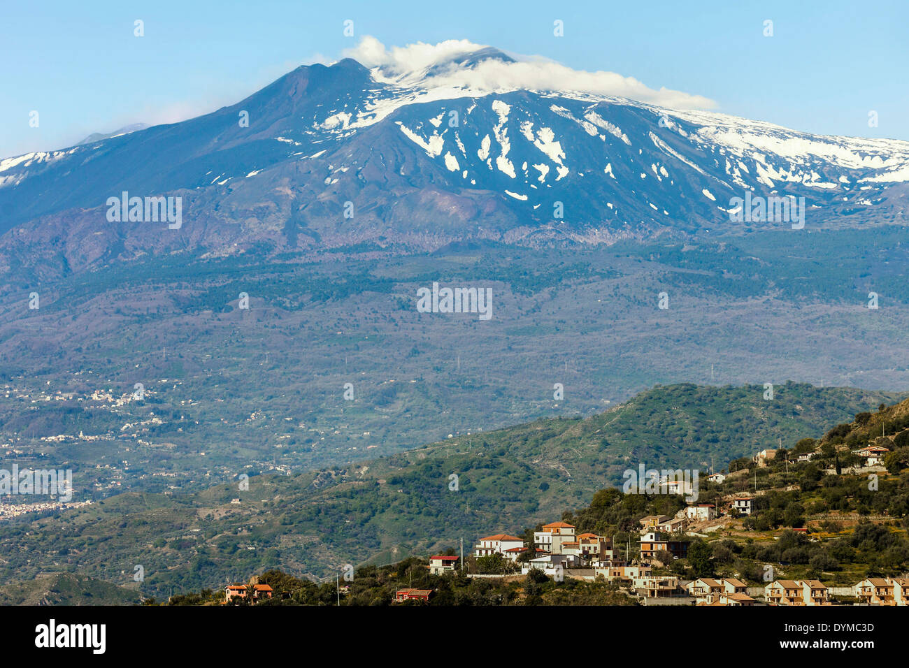 Guardando da Taormina verso Trupiano e fumare 3350m vulcano Etna durante una fase attiva; Trupiano, Sicilia, Italia Foto Stock
