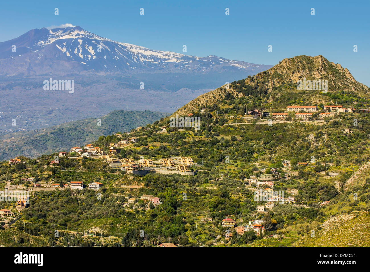 Guardando da Taormina verso Trupiano andsmoking 3350m vulcano Etna durante una fase attiva; Trupiano, Sicilia, Italia Foto Stock
