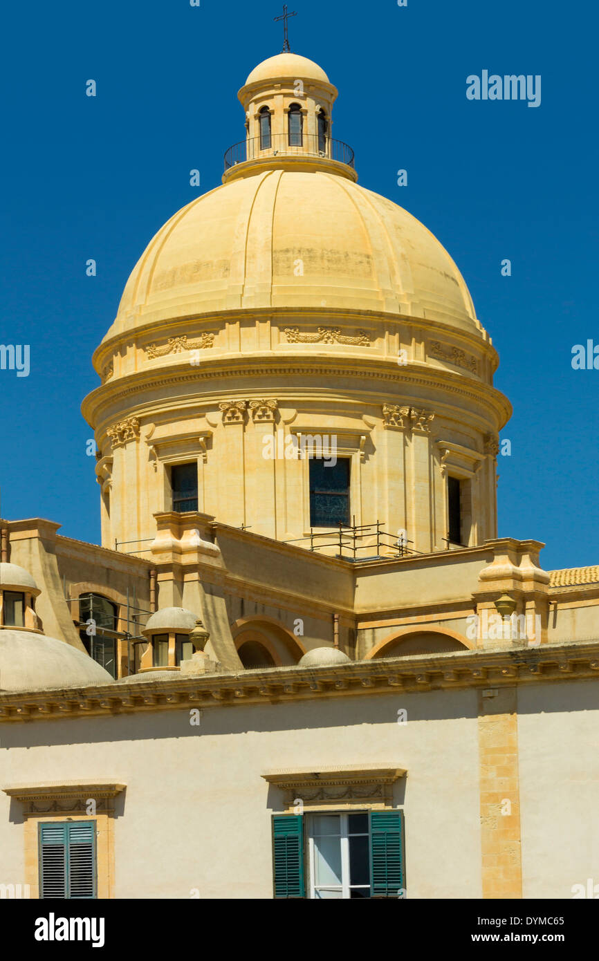 Cupola del seicento cattedrale, crollò nel 1996 e ricostruita, a questo patrimonio mondiale architettura barocca sito; Noto, Sicilia, Italia Foto Stock