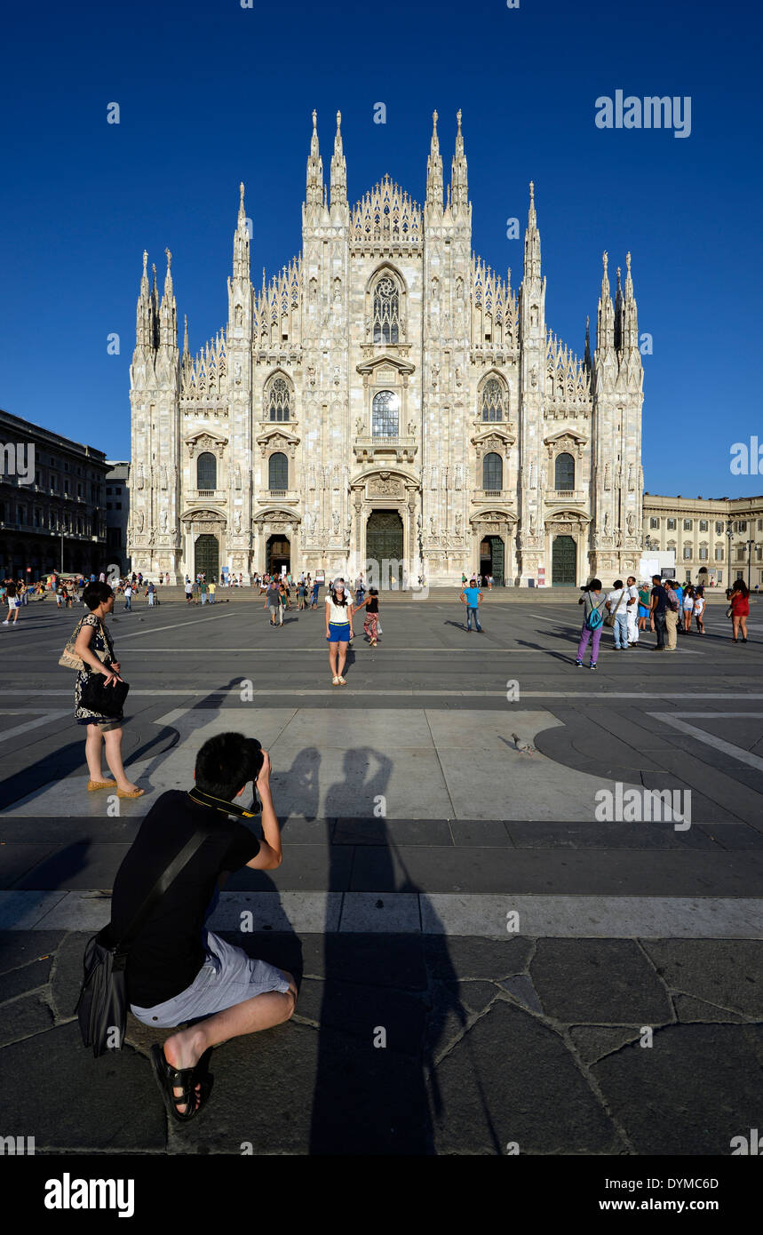 I turisti scattare foto stessi prima della facciata ovest Melanese duomo cattedrale o Duomo Tu Santa Maria Nascente Milano Lombardia Foto Stock