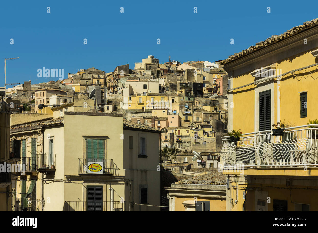 Guardando dal Patrimonio Mondiale vecchia Ragusa Ibla (inferiore) verso post 1693 terremoto superiore (Superiore); Ragusa Ragusa, Sicilia, Italia Foto Stock