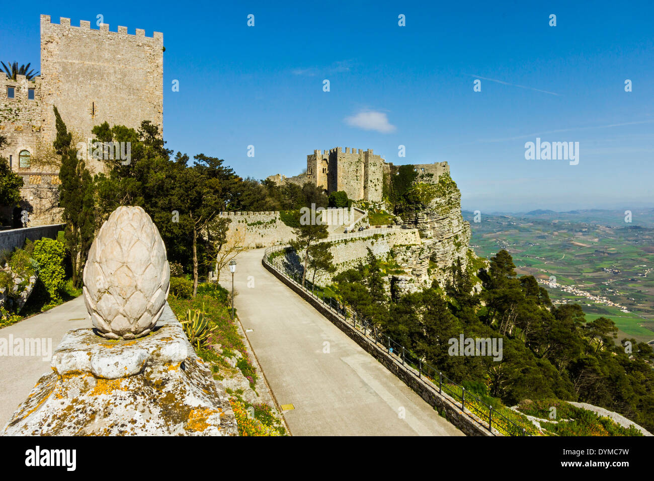 Arabi Saraceni era il castello di Pepoli, ora un hotel, in questa storica  città alta al di sopra di Trapani a 750m; Erice, Trapani, Sicilia, Italia  Foto stock - Alamy
