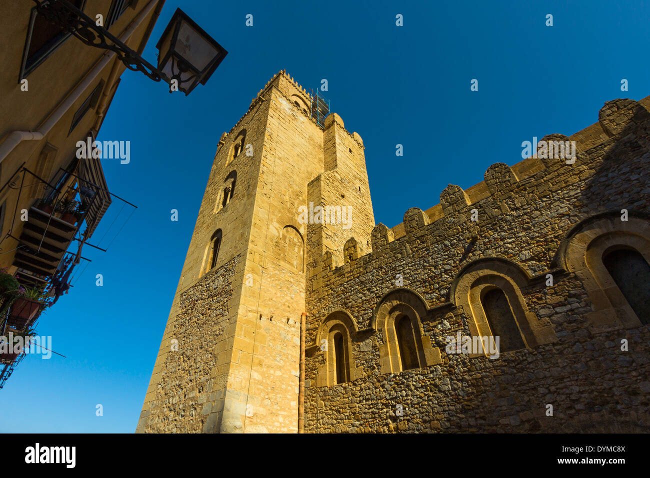 Il Duomo, la cattedrale normanna (1131) in questo molto storico popolare cittadina turistica; Cefalu, provincia di Palermo, Sicilia, Italia Foto Stock