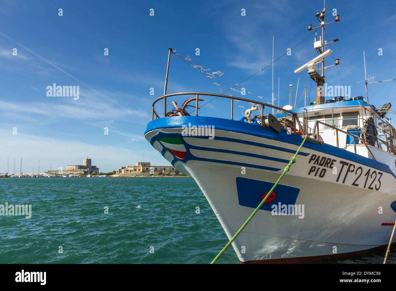 La pesca a strascico & Castello Colombaia presso il porto di questa  importante NW storico porto di pesca comune; Trapani, Sicilia, Italia Foto  stock - Alamy