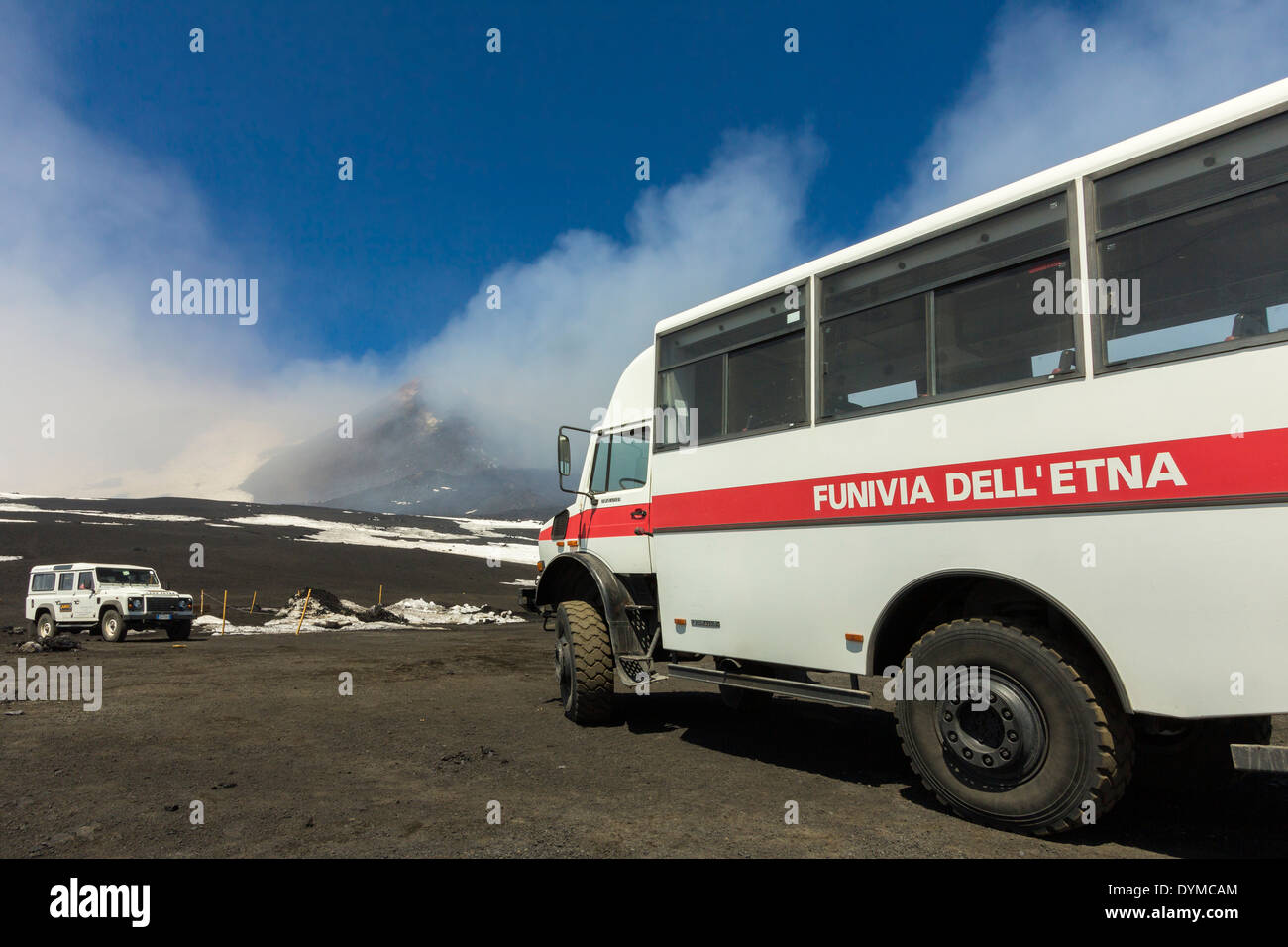 Veicolo fuoristrada in prossimità del vertice per fumatori di 3350m vulcano Etna durante una fase attiva; il monte Etna, Sicilia, Italia Foto Stock