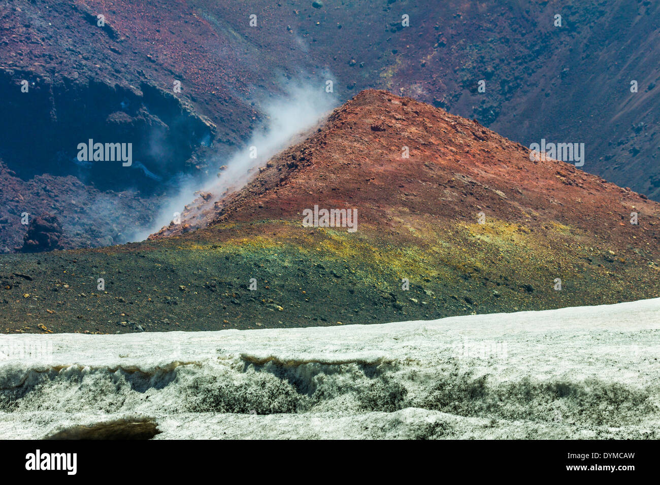 Colorato ricco di minerali ceneri al cratere vicino al vertice di 3350m vulcano Etna; il monte Etna, Sicilia, Italia Foto Stock