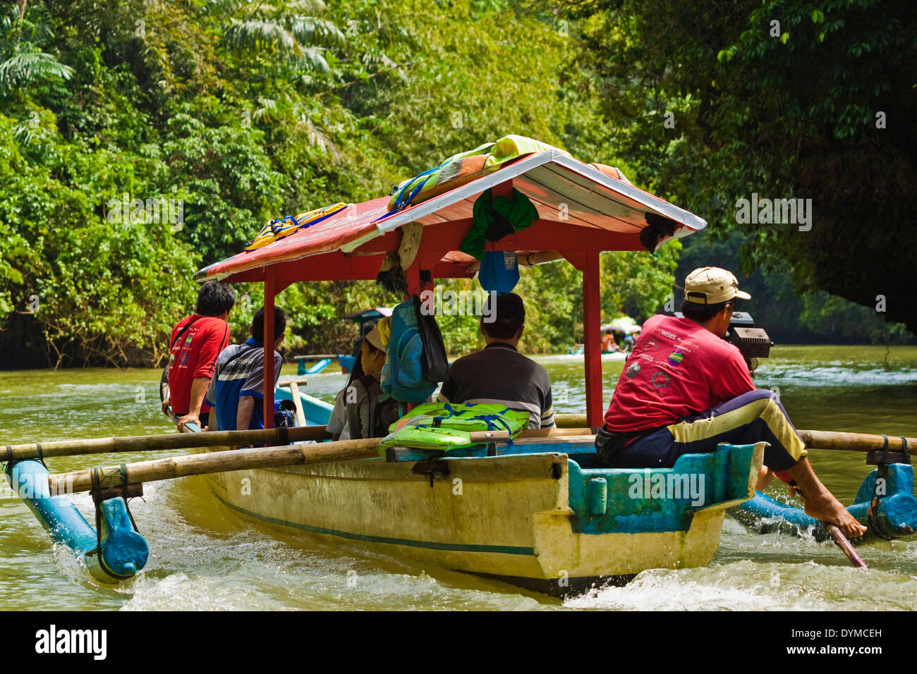 In canoa sul fiume viaggio al famoso Canyon Verde bellezza posto, vicino alla costa sud, Cijulang River, Pangandaran, Java, Indonesia Foto Stock