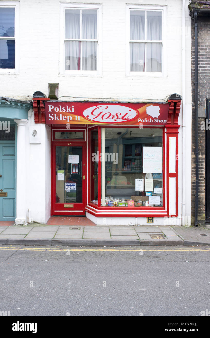 Lucidare il negozio di drogheria in UK high street Foto Stock