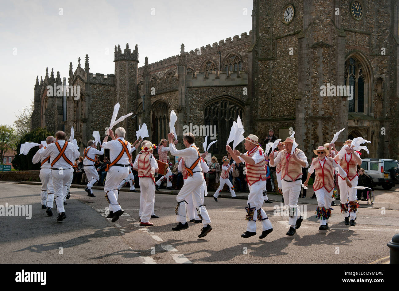 Thaxted Morris gli uomini in rosso e bianco, e Devil's Dyke Morris eseguire nella corrida Thaxted, Essex, Inghilterra, su una gloriosa sun Foto Stock