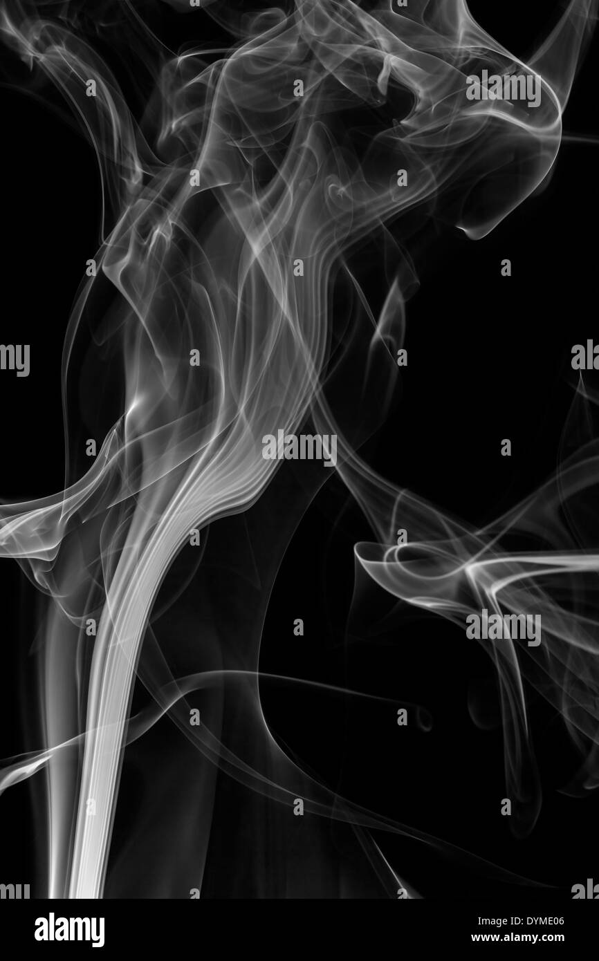 Fumo astratto isolato su sfondo nero Foto Stock