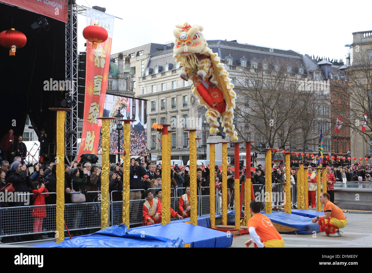 La spettacolare danza del Leone per il Capodanno cinese, 2014, anno del cavallo, Trafalgar Square, Londra Foto Stock
