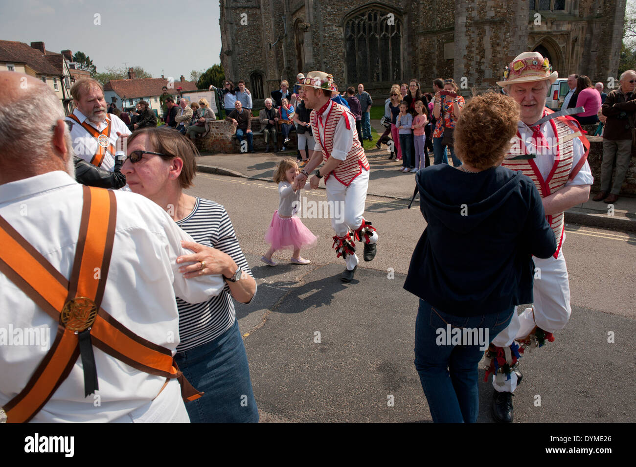 Thaxted Morris gli uomini in rosso e bianco, e Devil's Dyke Morris eseguire nella corrida Thaxted, Essex, Inghilterra, su una gloriosa sun Foto Stock