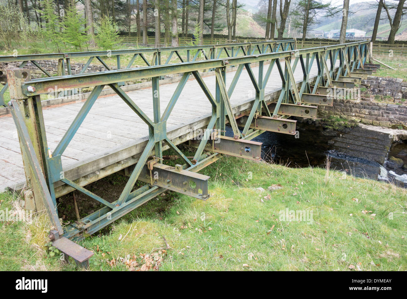 Il vecchio ponte Bailey attraversando un piccolo fiume Foto Stock