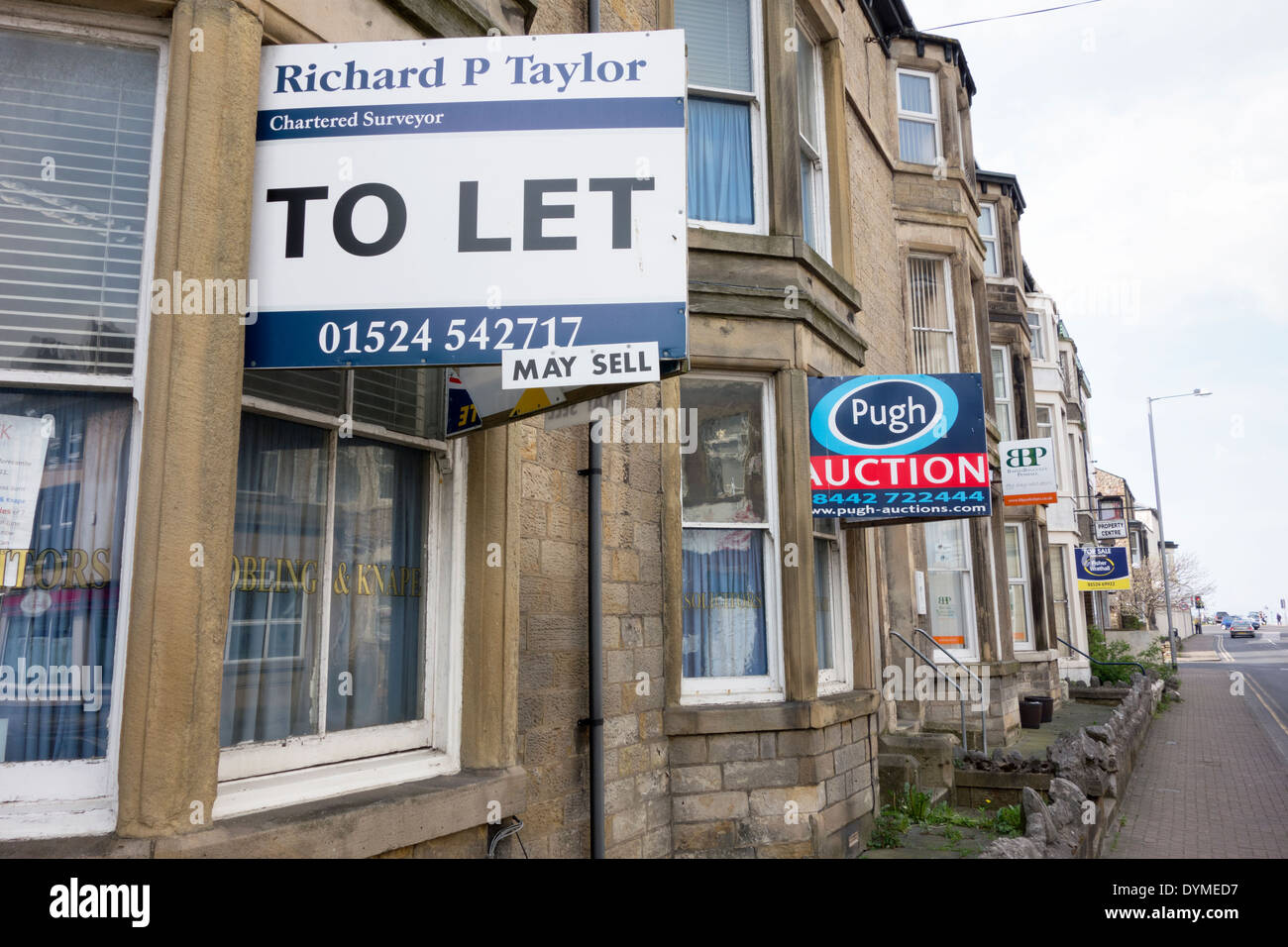 Strada piena di per la vendita e a lasciare segni in Morecambe Foto Stock