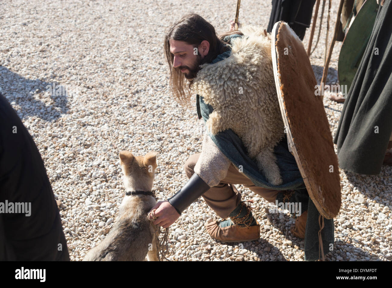 Roma, Italia. Xxi Aprile, 2014. Compleanno di Roma è la più grande comunità storica rievocazione con la partecipazione di decine di gruppi provenienti da altri paesi europei (ca. 1600 persone in accordo con l'organizzazione). La manifestazione è organizzata dal Gruppo Storico Romano" sotto la supervisione scientifica del Dipartimento di Scienze Storiche dell'Università di Roma Tor Vergata. Rituali sono risposto esattamente come quasi 3000 anni fa credito: Francesco Gustincich/Alamy Live News Foto Stock
