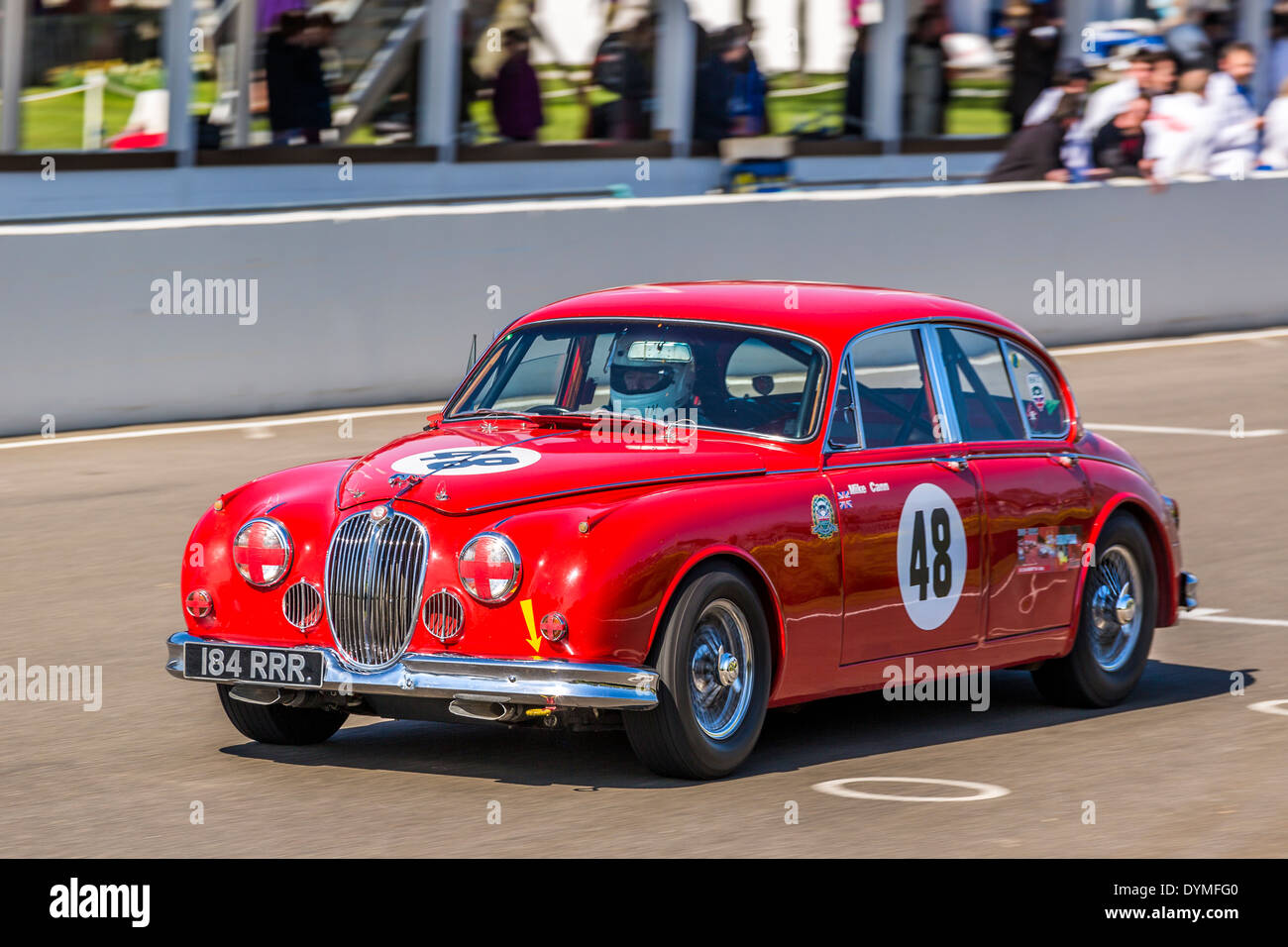 1961 Jaguar Mk2 con autista Mike Cann, Sears trofeo Race, 72a Goodwood assemblea dei soci, Sussex, Regno Unito. Foto Stock