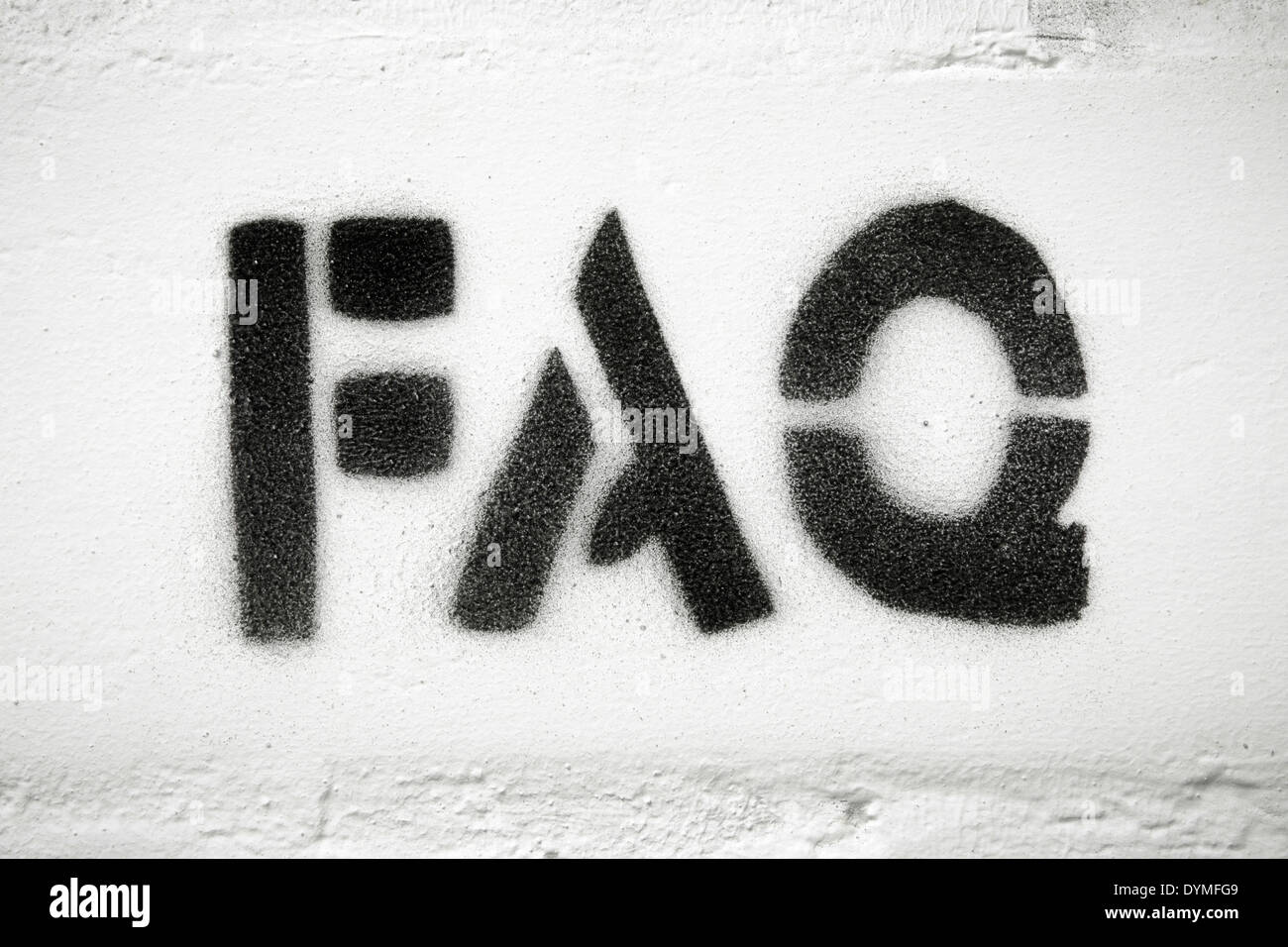 Stampa serigrafica di abbreviazione FAQ sul bianco muro di mattoni Foto Stock