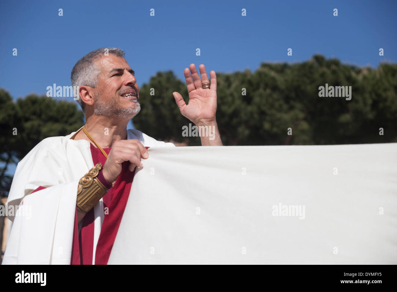 Roma, Italia. Xxi Aprile, 2014. Compleanno di Roma è la più grande comunità storica rievocazione con la partecipazione di decine di gruppi provenienti da altri paesi europei (ca. 1600 persone in accordo con l'organizzazione). La manifestazione è organizzata dal Gruppo Storico Romano" sotto la supervisione scientifica del Dipartimento di Scienze Storiche dell'Università di Roma Tor Vergata. Rituali sono risposto esattamente come quasi 3000 anni fa credito: Francesco Gustincich/Alamy Live News Foto Stock