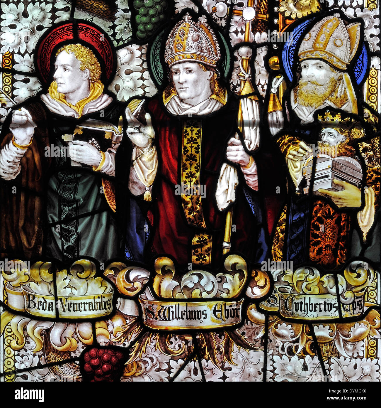 Tre Nord dell Inghilterra santi raffigurati da Charles E. Kempe nella Chiesa di Tutti i Santi marciapiede, città di York, UK. Foto Stock Tre Nord dell Inghilterra santi raffigurati da Charles E. Kempe nella Chiesa di Tutti i Santi marciapiede, città di York, UK. Foto Stock