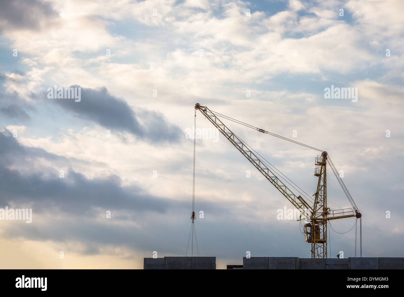 Costruzione gru su sfondo con cielo nuvoloso Foto Stock