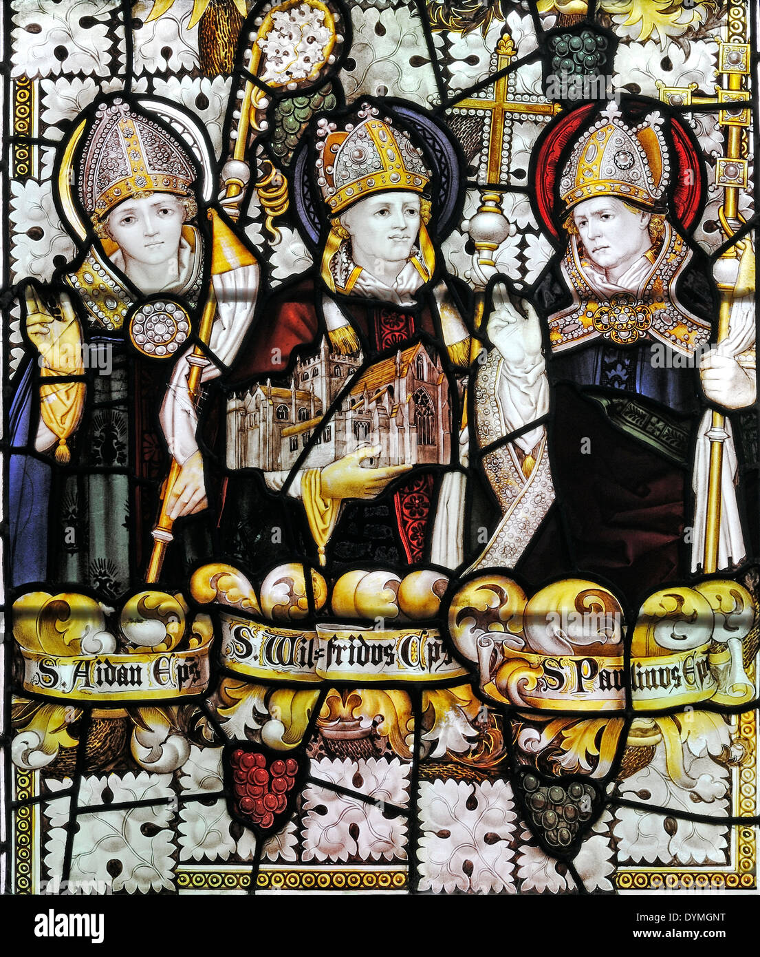 Tre primi nord dell Inghilterra santi raffigurati da Charles E. Kempe nella Chiesa di Tutti i Santi marciapiede, città di York, UK. Foto Stock Tre primi nord dell Inghilterra santi raffigurati da Charles E. Kempe nella Chiesa di Tutti i Santi marciapiede, città di York, UK. Foto Stock