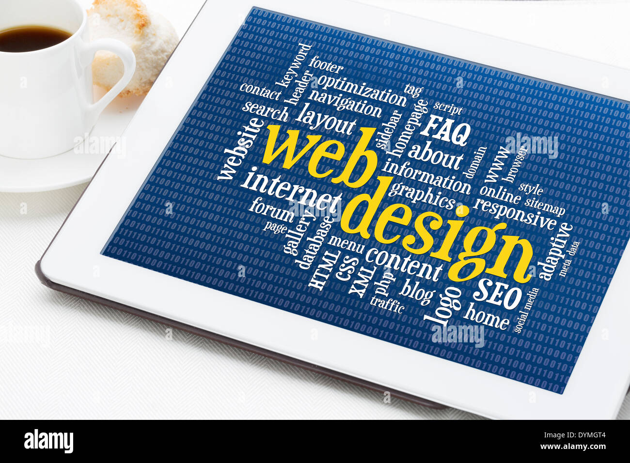 Web design word cloud con sfondo binario su una tavoletta digitale con una tazza di caffè Foto Stock