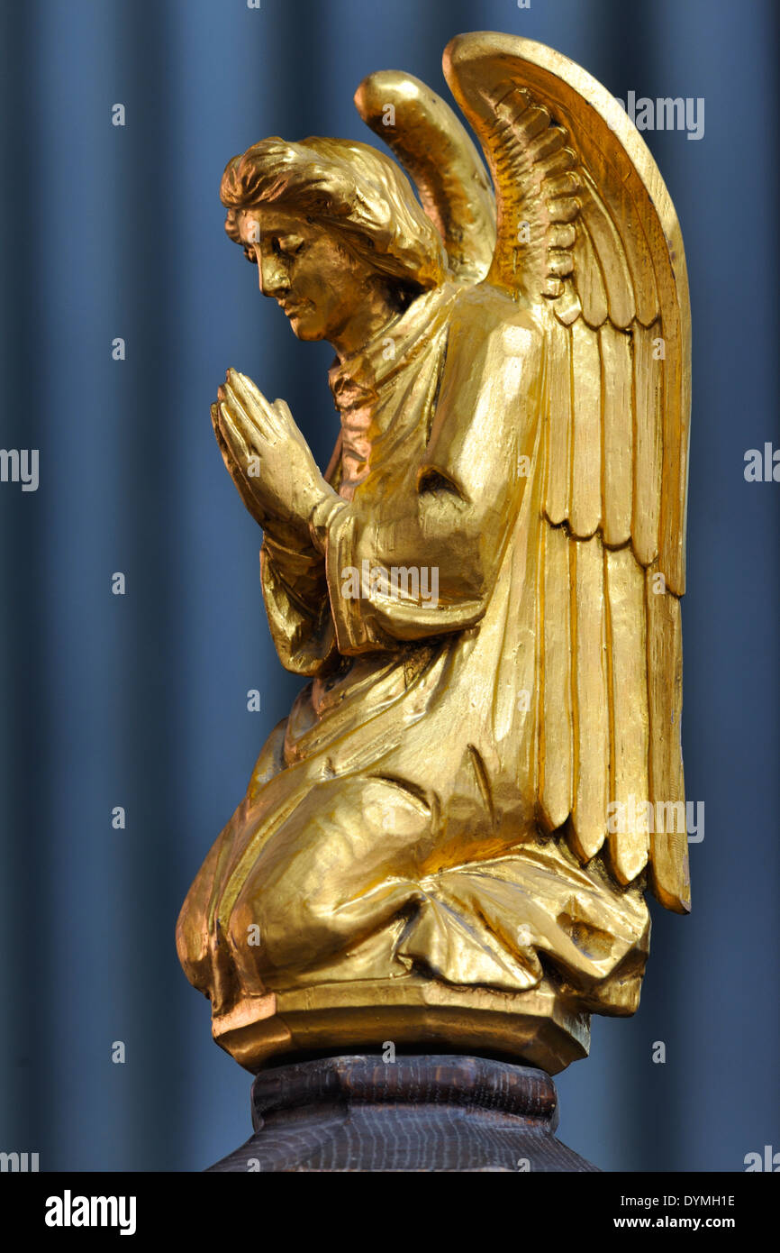 Un angelo alato inginocchiato in preghiera, Chiesa di Tutti i Santi marciapiede, città di York, Inghilterra Foto Stock