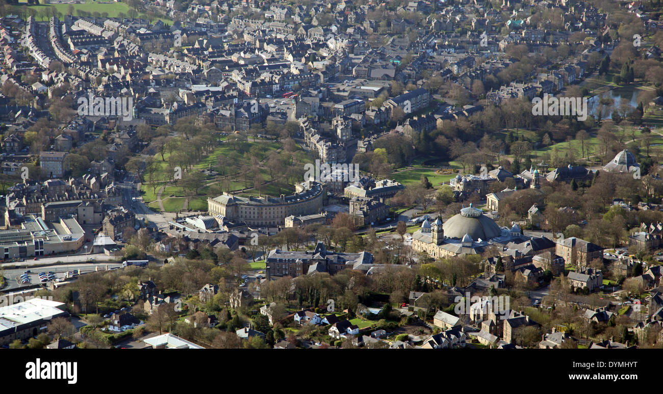 Vista aerea della città termale di Buxton nel Derbyshire con il Devonshire Dome e la Pump Room monumenti storici prominenti Foto Stock