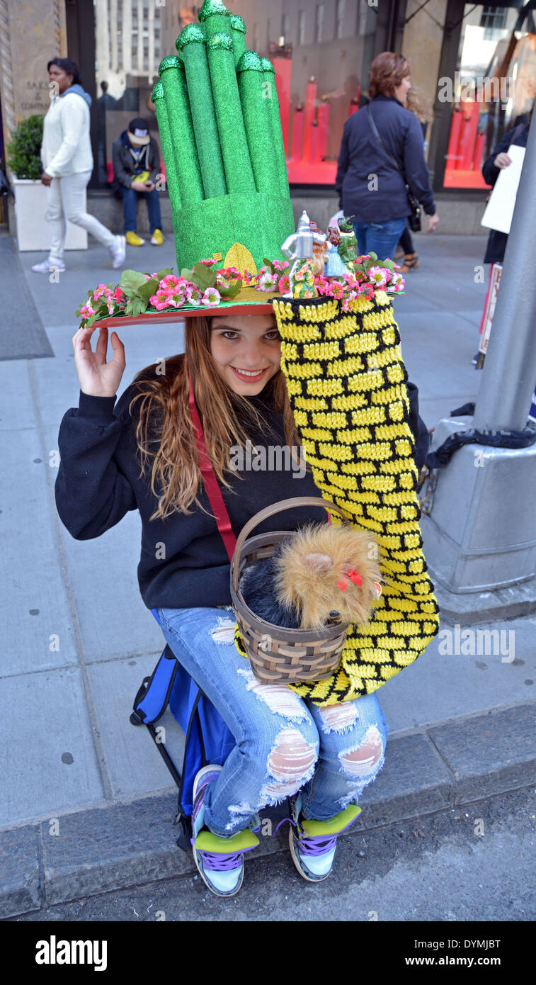 Una giovane donna con una scandalosa hat e il suo cane in una cesta per la parata di Pasqua a Midtown Manhattan, a New York City Foto Stock