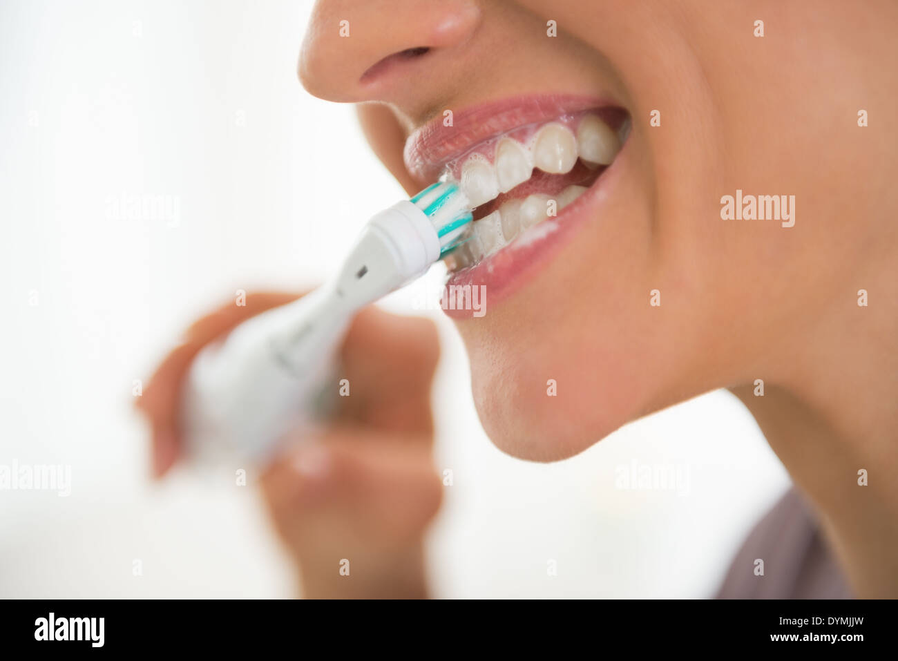 Primo piano sul giovane donna spazzolatura dei denti Foto Stock