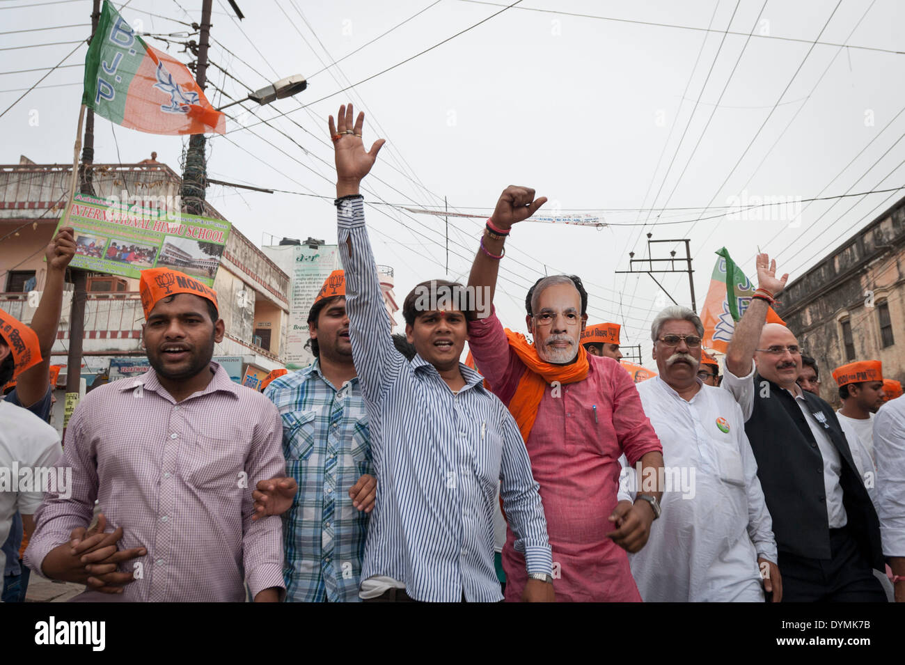 Varanasi, Uttar Pradesh, India. Il 22 aprile, 2014. BJP sostenitori prendere parte in un rally dalla Banaras Hindu University Gate per assi Ghat di Varanasi. BJP leader, Narendra Modi, sarà il file la sua candidatura per le elezioni indiane in Uttar Pradesh city il 24 aprile. Credito: Lee Thomas/Alamy Live News Foto Stock