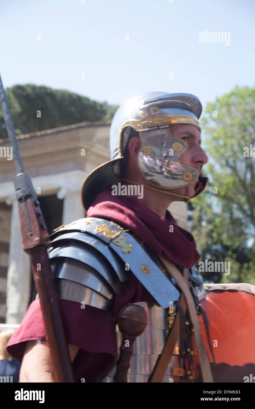 Roma, Italia. Xxi Aprile, 2014. Compleanno di Roma è la più grande comunità storica rievocazione con la partecipazione di decine di gruppi provenienti da altri paesi europei (ca. 1600 persone in accordo con l'organizzazione). La manifestazione è organizzata dal Gruppo Storico Romano" sotto la supervisione scientifica del Dipartimento di Scienze Storiche dell'Università di Roma Tor Vergata. Rituali sono risposto esattamente come quasi 3000 anni fa credito: Francesco Gustincich/Alamy Live News Foto Stock